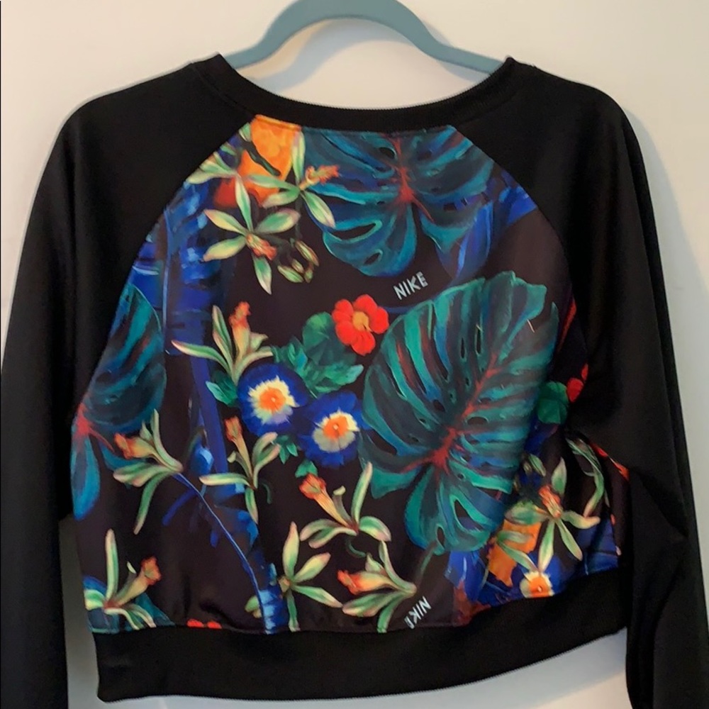 Nike top - Picture 3 of 4